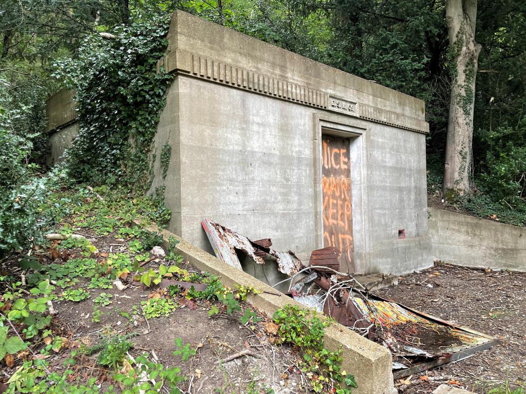Lot: 121 - FORMER RESERVOIR AND PUMPING STATION WITH WOODLAND - Former Pumping Station